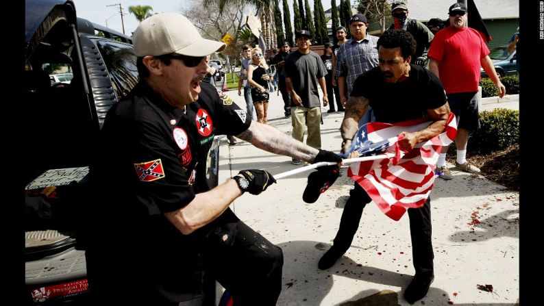 Febrero 27: un miembro del Ku Klux Klan pelea con un hombre por una bandera americana durante una concentración de KKK en Anaheim, California. La violencia estalló entre miembros del KKK y sus adversarios, dejando cinco heridos y trece personas arrestadas, dijeron las autoridades.