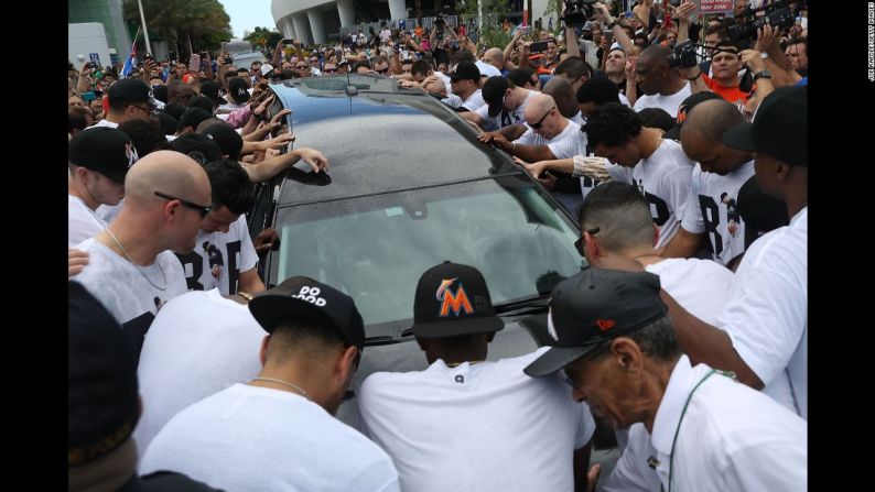 Septiembre 28: aficionados al béisbol y miembros de los Marlins de Miami rodean la carroza fúnebre con el ataúd del pitcher José Fernández, que murió en un accidente de bote. Fernández, de 24 años y nacido en Santa Clara, Cuba, era una figura admirada en Miami, en donde muchos de sus compatriotas se han establecido y prosperado. Estuvo dos veces en el equipo de estrellas y fue el novato del año en 2013 en la Liga Nacional.