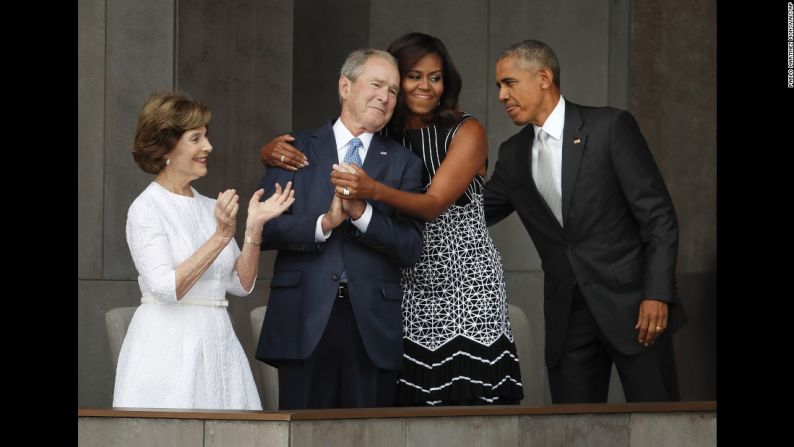 Septiembre 24: la primera dama de EE.UU. Michelle Obama abraza al expresidente George W. Bush durante una ceremonia en el museo Smithsonian sobre la historia afroamericana.