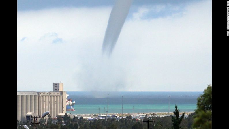 Septiembre 23: una tromba marina pasa cerca de una playa en la provincia de Hatay en Turquía.