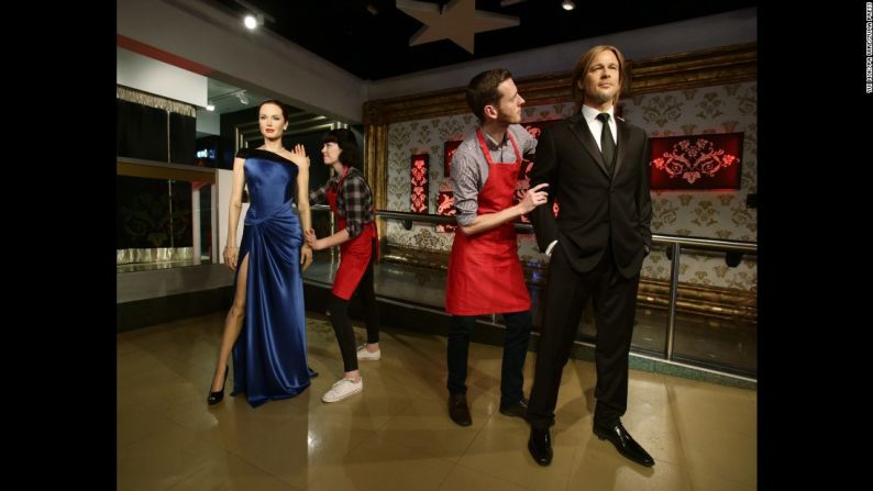 Septiembre 21: figuras de cera de Angelina Jolie y Brad Pitt son apartadas en el museo Madame Tussauds en Londres. Jolie presentó solicitud de divorcio, citando diferencias irreconciliables. Los actores se casaron en agosto de 2014.