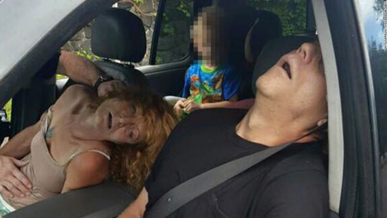 Septiembre 7: una mujer y un hombre en East Liverpool, Ohio, están inconscientes por sobredosis de drogas mientras un niño está sentado en el asiento trasero. La administración de la ciudad publicó la foto en su página en Facebook, junto con otra imagen, para mostrar los efectos devastadores de la adicción a la heroína. Rhonda Pasek, la abuela del niño y la mujer que aparece en la foto, fue condenada a 180 días en prisión y multada con 280 dólares por poner en riesgo al menor, conducta inapropiada e intoxicación pública. Parte de la foto fue editada para no mostrar el rostro del menor.