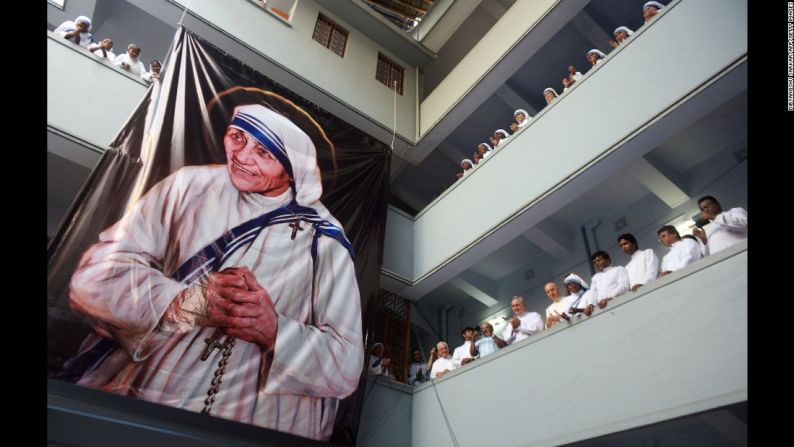 Septiembre 5: monjas católicas de las Misioneras de la Caridad asisten a una servicio religioso por la difunta Madre Teresa en Calcuta, India. La Madre Teresa, quien dedicó su vida a ayudar a los pobres y enfermos en India, fue declarada santa por el papa Francisco el 4 de septiembre.