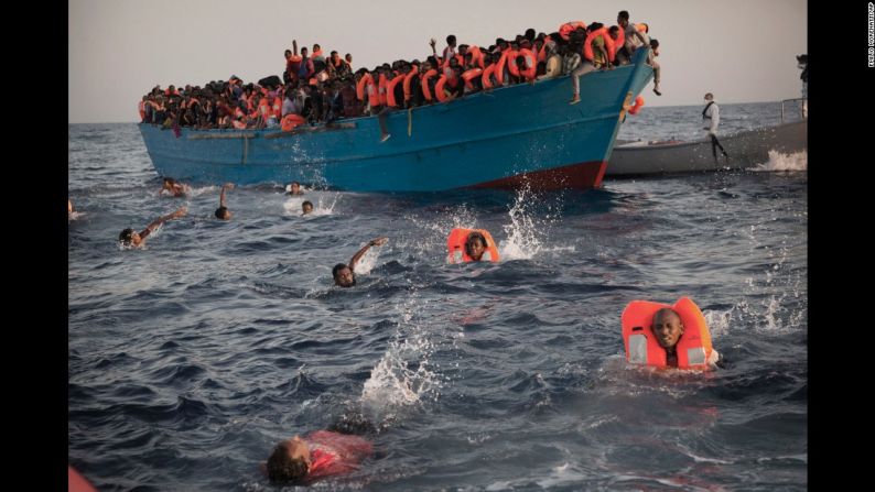 Agosto 29: migrantes nadas desde el bote de madera mientras son rescatados en el norte del mar mediterráneo en Sabratha, Libia. Miles fueron rescatados tras migrar en más de 20 botes.