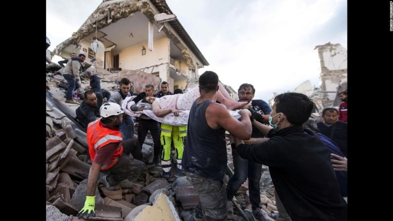 Agosto 24: una mujer rescatada es trasladada en camilla tras un terremoto de magnitud 6,2 en Amatrice, Italia. El terremoto devastó poblados en el centro de Italia y causó la muerte de más de 250 personas.