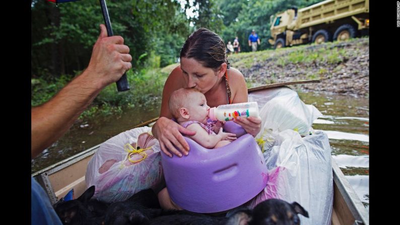 Agosto 14: Danielle Blount y su bebé de tres meses, Ember, esperan a ser rescatadas por la Guardia Nacional de Louisiana cerca de Walker, Louisiana. Más de 30.000 personas fueron rescatadas en el sur de ese estado por las inundaciones tras las lluvias.