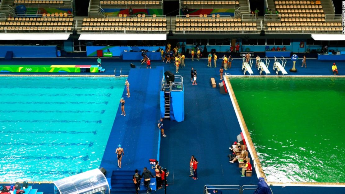 Agosto 9 del 2016: Una piscina olímpica con agua color verde en Río de Janeiro. Las autoridades dijeron que el cambio de color se debía a un desbalance químico, pero aseguraron que no había riesgo de salud para los atletas.