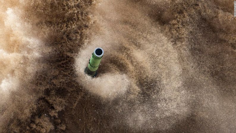 Julio 30: el tubo de un tanque sobresale mientras el vehículo atraviesa un terreno en Alabino, Rusia, durante los Juegos Internacionales de Guerra, una competencia en la que participaron tropas de Rusia y otras naciones.