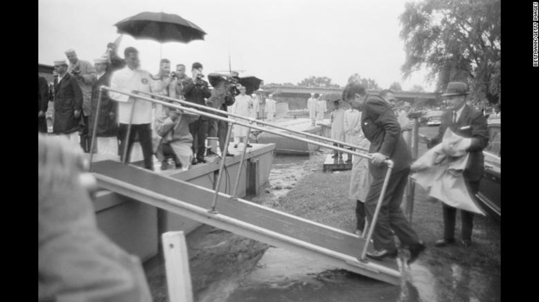 En 961 Kennedy aún usaba muletas. En la foto se apoya en las barandas de una rampa