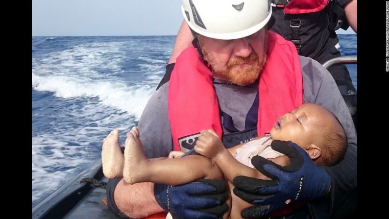 Mayo 27: un miembro de la organización humanitaria Sea-Watch sostiene el cuerpo de un bebé inmigrante que se ahogó, luego de que el bote en el que viajaba se volcara en las costas de Libia. Los primeros cinco meses del año fueron “especialmente letales” según la agencia para los refugiados de la ONU, con al menos 2.510 muertes de migrantes, comparados con los 1.855 muertos que se registraron en los primeros cinco meses del 2015.