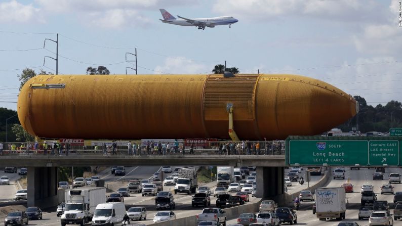 Mayo 21: un gigantesco tanque de combustible, construido por la NASA para su Space Shuttle Program (Programa de Transbordadores Espaciales), es transportado a un centro de ciencia en la ciudad de Los Ángeles.