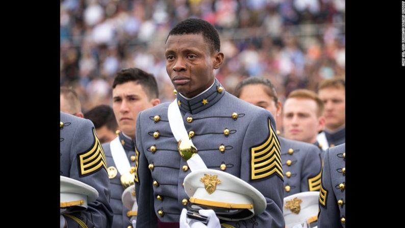 Mayo 21: el cadete Alix Idrache derrama lágrimas de alegría en el momento de graduarse de la Academia Militar de Estados Unidos en West Point, Nueva York. “Soy de Haití y nunca imaginé que algún día me concederían semejante honor”, dijo. Pronto, irá a la escuela de aviación.