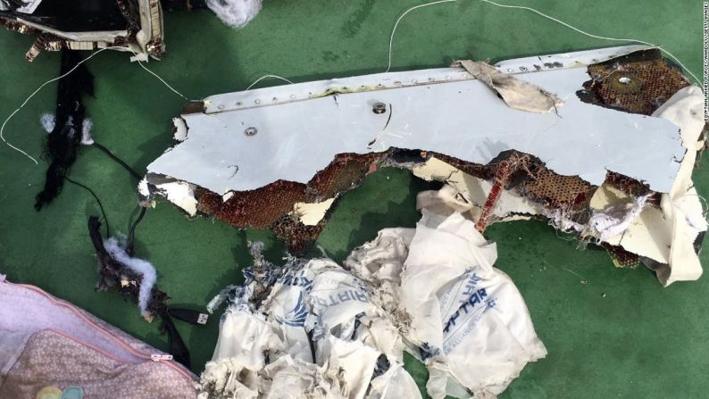 Mayo 21: algunos de los restos del vuelo 804 de la aerolínea EgyptAir fueron encontrados en el norte de Alejandría, en Egipto. El avión llevaba a 66 personas en el momento en que se estrelló durante su vuelo entre París y El Cairo.