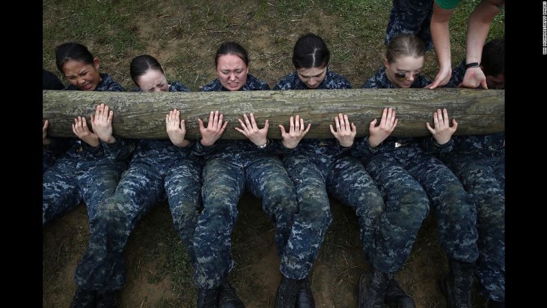 Mayo 17: estudiantes de la Academia Naval de Estados Unidos hacen abdominales con un pesado tronco encima, durante una sesión de ejercicios de la competencia anual Sea Trials.