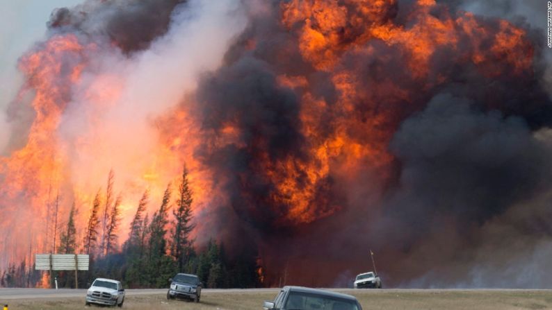 Mayo 7: un incendio forestal se extiende cerca de Fort McMurray, en Alberta (Canadá). Más de 88.000 personas tuvieron que evacuar sus hogares por el incendio.