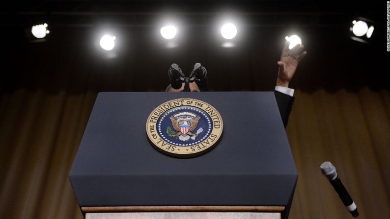 Abril 30: el presidente de Estados Unidos Barack Obama entrega el micrófono tras su discurso durante la cena anual de la Asociación de Corresponsales de la Casa Blanca.