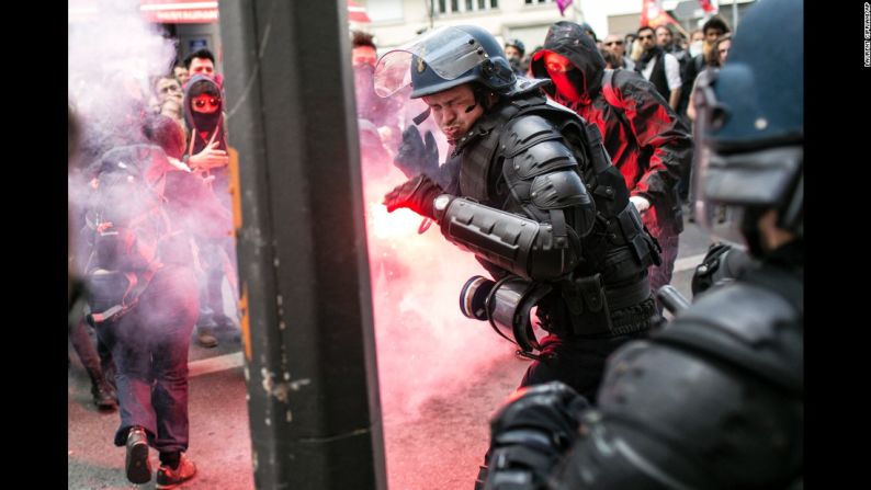 Abril 28: un policía reacciona tras un enfrentamiento con manifestantes en una protesta en las calles de Lyon, en Francia. La gente se manifestó por las propuestas para reformar la legislación laboral en ese país.