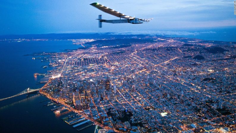 Abril 23: El Solar Impulse sobrevuela San Francisco. Se trata de un avión alimentado únicamente de energía solar fotovoltaica. El avión voló alrededor del mundo sin una sola gota de combustible y aterrizó en California después de un vuelo de dos días y medio a través del Océano Pacífico.