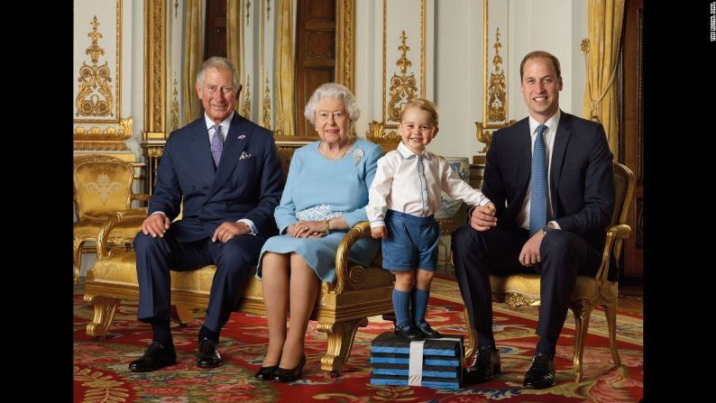 Abril 19: cuatro generaciones de la realeza británica aparecen en esta foto publicada por el Correo Británico, que lanzó una nueva serie de estampillas para celebrar el cumpleaños número 90 de la Reina Isabel II. En la foto aparecen a su izquierda, su hijo, el Príncipe Carlos, y a su derecha su bisnieto, el Príncipe Jorge, y su nieto, el Príncipe William.