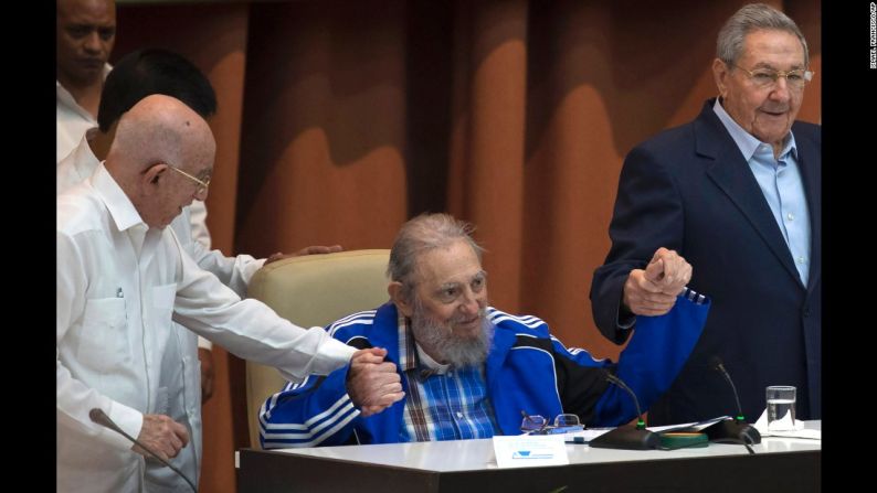 El expresidente cubano Fidel Castro, en el centro, asiste a la ceremonia de cierre de la reunión del Partido Comunista de Cuba, en La Habana. Castro se retiró del poder formalmente en el 2008 y su hermano Raúl (derecha) es hoy el presidente de Cuba. Fidel Castro murió el 25 de noviembre de 2016, a los 90 años.
