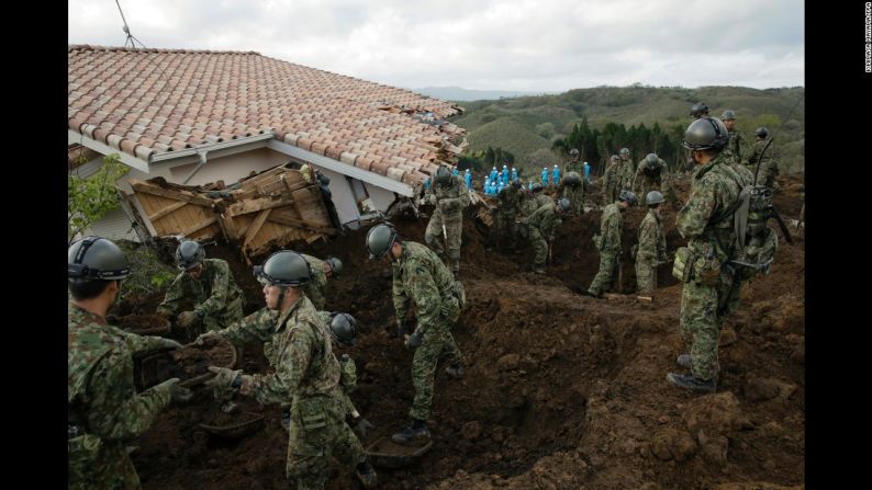 Abril 17: personal de rescate busca los cuerpos de las personas desaparecidas luego de que un terremoto de 7 grados causó un deslizamiento de tierra en la prefectura de Kumamoto, en Japón. Dos días antes, otro terremoto de 6,2 grados había sacudido también ese país.