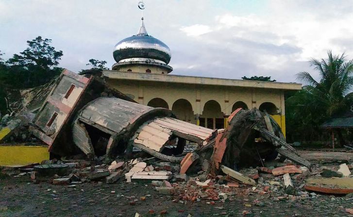 Mezquitas, hogares y negocios resultaron dañados.