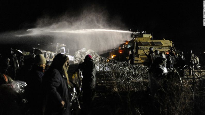 Noviembre 20: la policía usa cañones de agua durante una protesta en el oleoducto Cannon Ball de Dakota del Norte. El proyecto de 3.700 millones de dólares, que cruzaría cuatro estados, cambiaría el paisaje del petróleo.