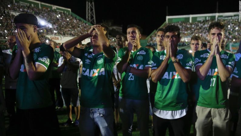 Noviembre 30: jugadores del equipo brasileño Chapecoense se lamentan por la muerte de sus compañeros durante un tributo en el estadio del equipo en Brasil. Un avión de la aerolínea LaMia se estrelló cerca de Medellín, Colombia, con el equipo a bordo, dejando 71 muertos y 6 heridos.