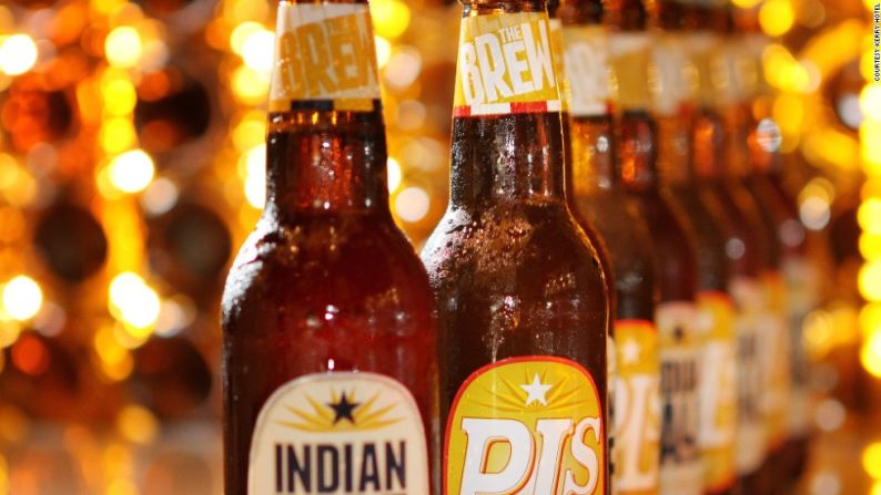 Según el crítico y experto británico Roger Protz, Asia está comenzando a producir algunas de las cervezas más sorprendentes del mundo. En la foto, algunas de las cervezas artesanales que se ofrecen en un hotel de Shanghai.