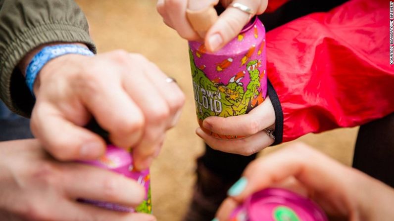 Según expertos, el Reino Unido ha contribuido al desarrollo de la escena cervecera mundial más que cualquier otro país. En la foto, algunas personas abren unas Lupuloid IPA, en la cervecería Beavertown, de Londres.