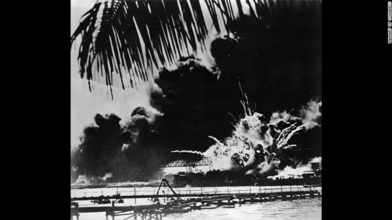 El humo y las llamas inundan el barco USS Shaw en la base de Pearl Harbor tras el ataque japonés, que ocurrió el 7 de diciembre de 1941. La marina imperial japonesa lanzó su golpe sorpresivo contra la base naval de Estados Unidos, ubicada en el puerto de la isla Oahu de Hawai. El asalto mató a más de 2.000 estadounidense y destruyó un importante número de barcos de batalla y aviones.