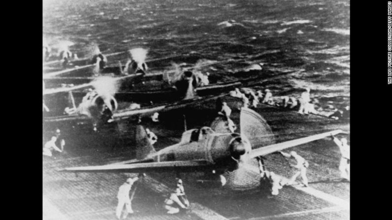 Tripulantes del portaaviones japonés Hiryu preparan las aeronaves de combate antes de despegar para atacar a Pearl Harbor.