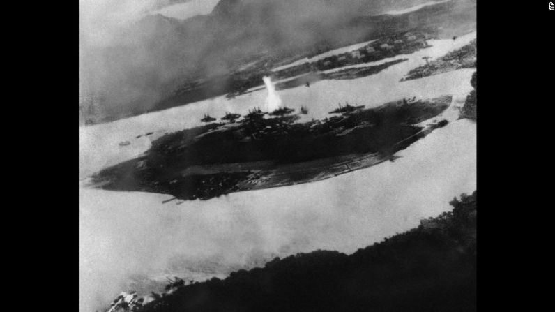 Se cree que esta es una imagen de la primera bomba que cayó en el ataque contra Pearl Harbor: muestra a un avión japonés retirándose del lugar de la explosión.