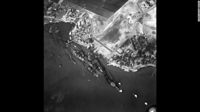 Una vista panorámica del puerto muestra la destrucción que sufrieron los barcos de batallas USS California, USS Maryland, USS Oklahoma,USS Tennessee, USS West Virginia y USS Arizona.