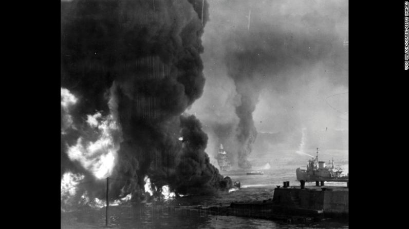 Combustible que se quema en la superficie del océano que rodea la la Estación Aérea Naval, poco después del ataque a Pearl Harbor.