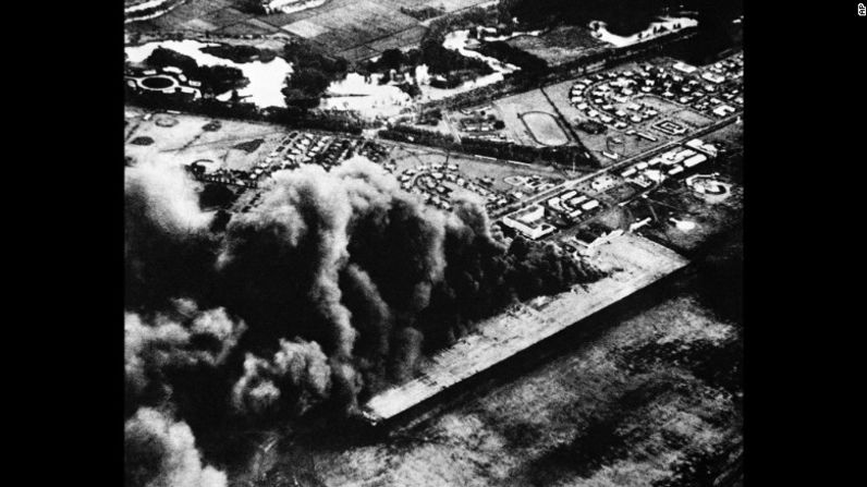 El humo del combustible quemado forma una nube sobre la Base de la Fuerza Aérea Hickam Field