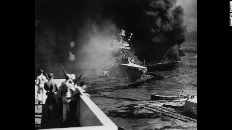 El barco de batalle USS California se estanca en el fondo del puerto, después de ser bombardeado y atacado con torpedos por los japoneses.