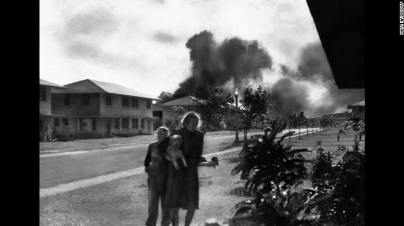 Esposas de los oficiales estadounidenses regresan a sus residencias, tras una explosión en Pearl Harbor.