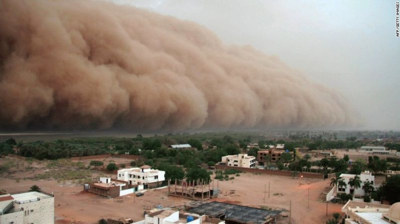 Tormentas de arena - una gigante nube de polvo, conocida como "Haboob" avanza sobre la capital de Sudán, Jartum. Un Haboob corre normalmente después de varios días de aumento de las temperaturas y una caída de las presiones, y puede cambiar el panorama en pocas horas, y destruir aldeas y cultivos.