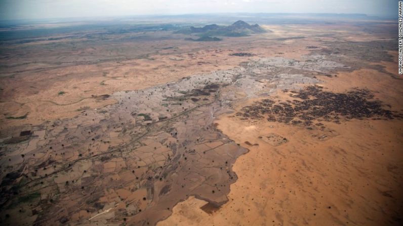 Aumento de las temperaturas - Se espera que la temperatura en Sudán aumente significativamente, entre 1,1 y 3,1 grados centígrados para el año 2060. Gran parte de Sudán se ha convertido en cada vez menos apto para la agricultura, ya sea debido a inundaciones o a sequías severas.