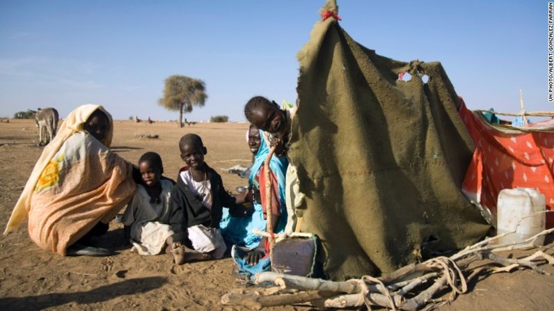 Desplazados - Miles de sudaneses desplazados se han visto obligados a vivir en casas improvisadas donde hay pocos puntos de agua y no hay alimentos ni servicios de salud.