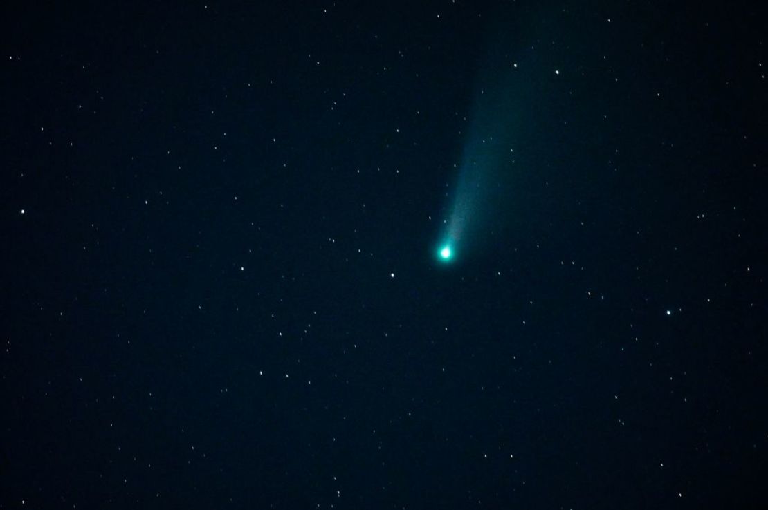 Esta fotografía de larga exposición tomada el 24 de julio de 2020 muestra una vista del cometa NEOWISE (C/2020 F3) en el cielo sobre Shwebo, región de Sagaing en Myanmar. (Foto: de YE AUNG THU/AFP vía Getty Images).