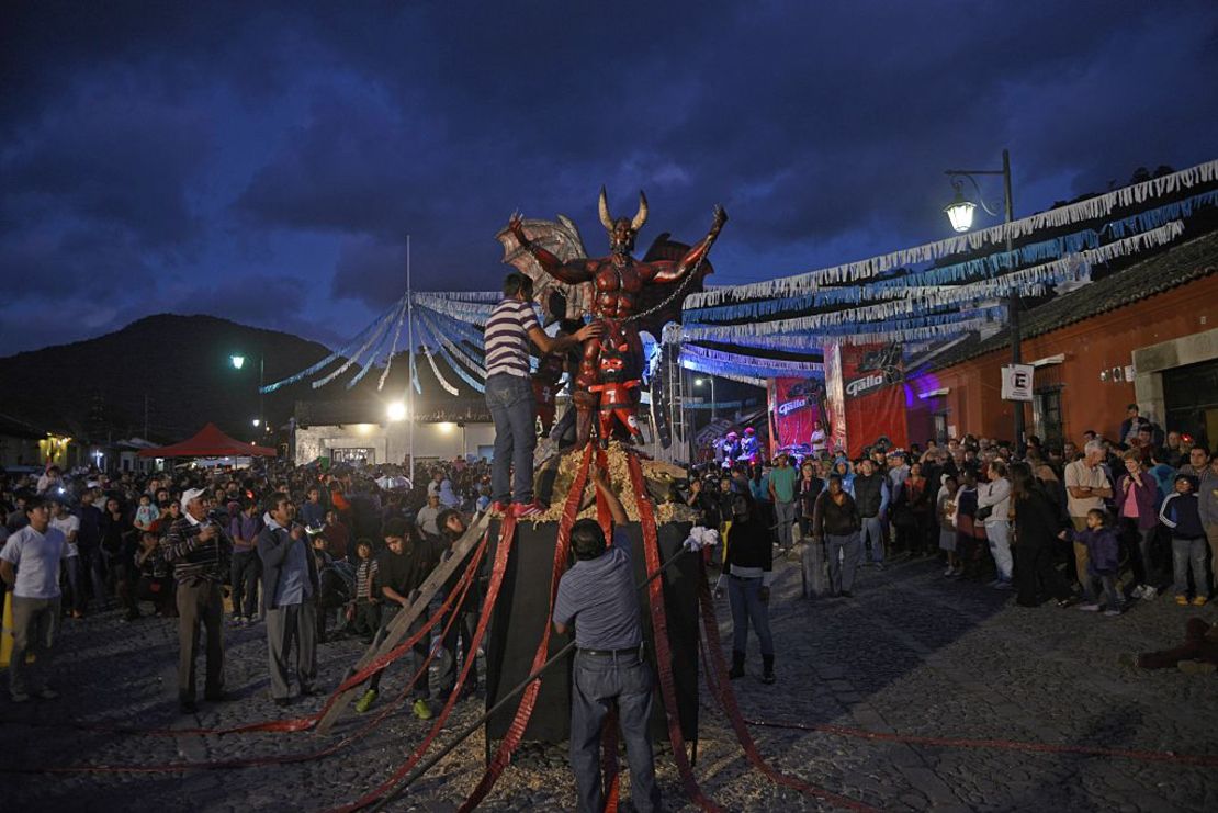 Una figura que representa al diablo es preparada para ser quemada en Sacatepéquez. [/caption]