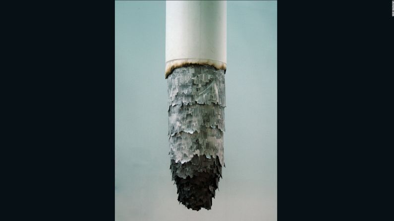 Cigarette Ash Landscape (2007) | Para esta instalación, Yang imprimió paisajes de ciudades en canvas y los colgó de un tubo de PVC para dar la apariencia de un cigarro gigante.