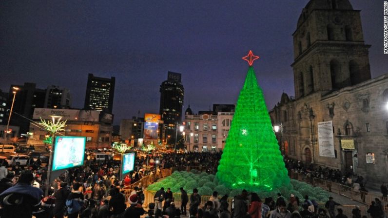 Un árbol de Navidad ecológico fue instalado en la plaza de la Basílica de San Francisco, ubicada en La Paz (Bolivia). Los árboles de Navidad artificiales son populares: cerca de 11,5 millones se vendieron en Estados Unidos durante 2016.