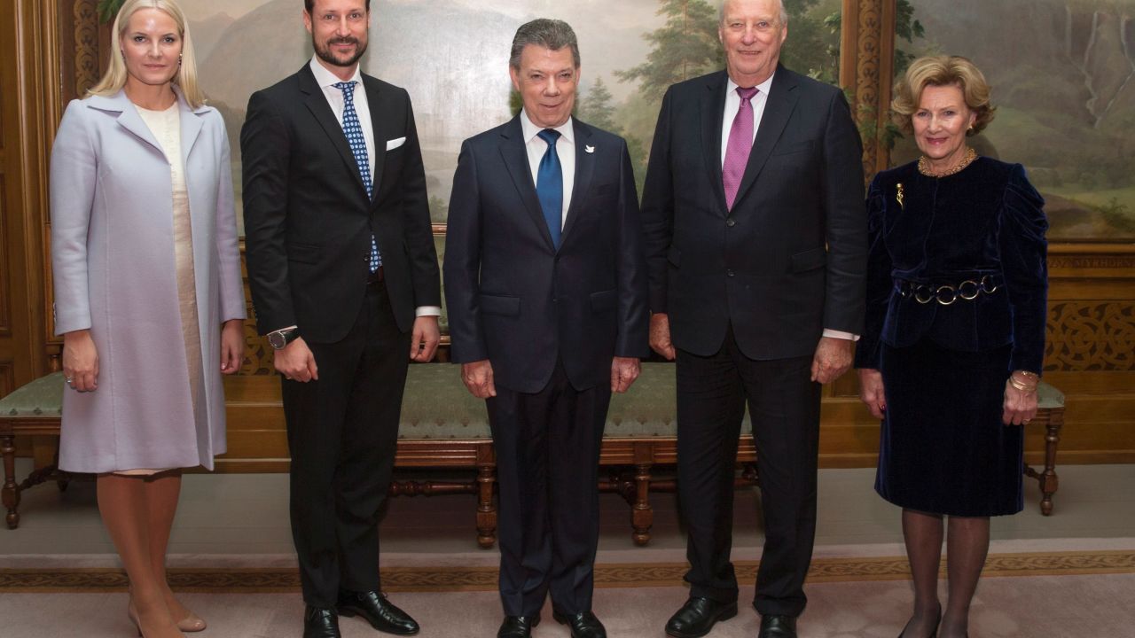 Nobel Peace Prize laureate Colombian President Juan Manuel Santos (C) is received at Norway's Royal Palace in Oslo on December 10, 2016, prior to the award ceremony, by (from L) Norway's Crown Princess Mette-Marit, Crown Prince Haakon, King Harald of Norway and Queen Sonja of Norway.
President Juan Manuel Santos receives this year's Nobel Peace Prize for his efforts to bring Colombia's more than 50-year-long civil war to an end. / AFP PHOTO / NTB Scanpix / Terje BENDIKSBY / Norway OUTTERJE BENDIKSBY/AFP/Getty Images