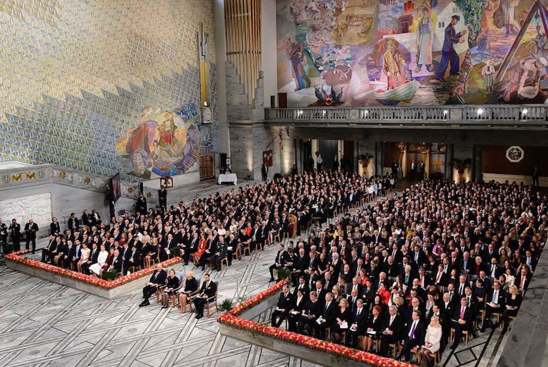 Norwegian Royals (C, L-R) King Harald of Norway, Queen Sonja of Norway, Crown Princess Mette-Marit and Crown Prince Haakon and guests attend the award ceremony of the Nobel Peace Prize on December 10, 2016 in Oslo, Norway.
Colombian President Juan Manuel Santos is awarded this year's Nobel Peace Prize for his efforts to bring Colombia's more than 50-year-long civil war to an end. / AFP / TOBIAS SCHWARZ