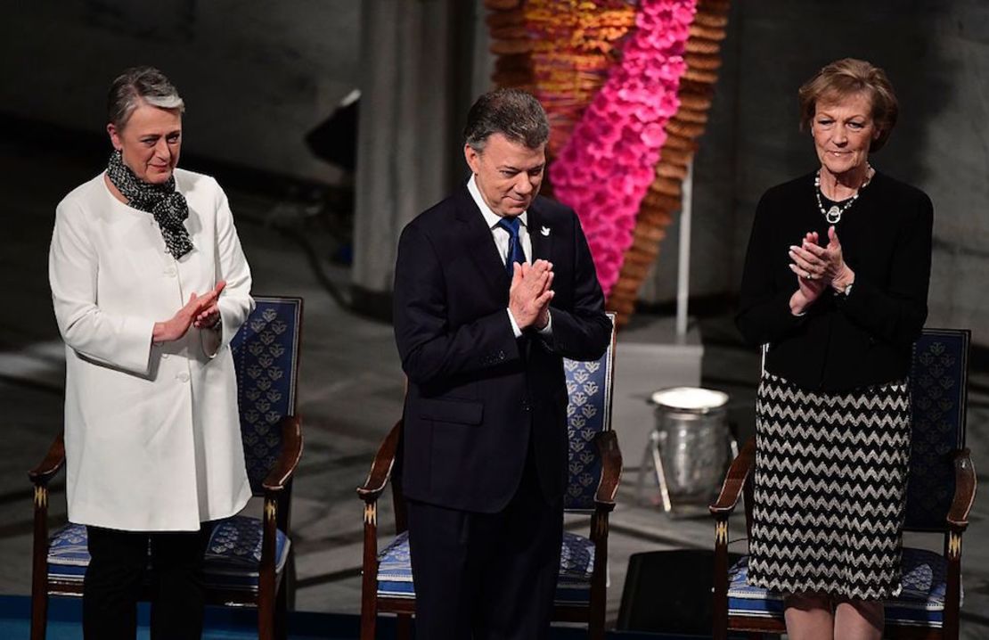 Nobel Peace Prize laureate Colombian President Juan Manuel Santos (C) is applauded by Norwegian Nobel Committee members Berit Reiss-Andersen (L) and Inger-Marie Ytterhorn (R) during the award ceremony of the Nobel Peace Prize given to Colombia's President on December 10, 2016 in Oslo, Norway.
Colombian President Juan Manuel Santos will be awarded this year's Nobel Peace Prize for his efforts to bring Colombia's more than 50-year-long civil war to an end. / AFP / TOBIAS SCHWARZ