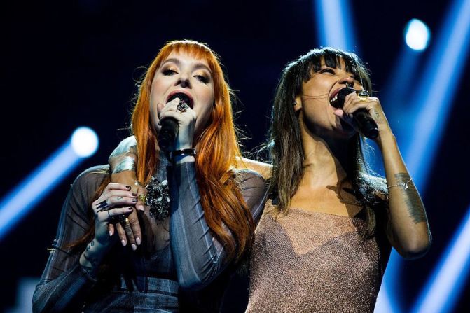 La pareja de cantantes sueca Icona Pop fue la encargada de abrir el concierto del Premio Nobel este domingo.