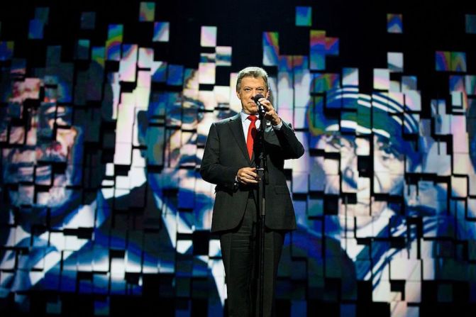 El presidente de Colombia, Juan Manuel Santos, Premio Nobel de la Paz 2016, apareció en el escenario y volvió a agradecer el galardón en nombre de su país.